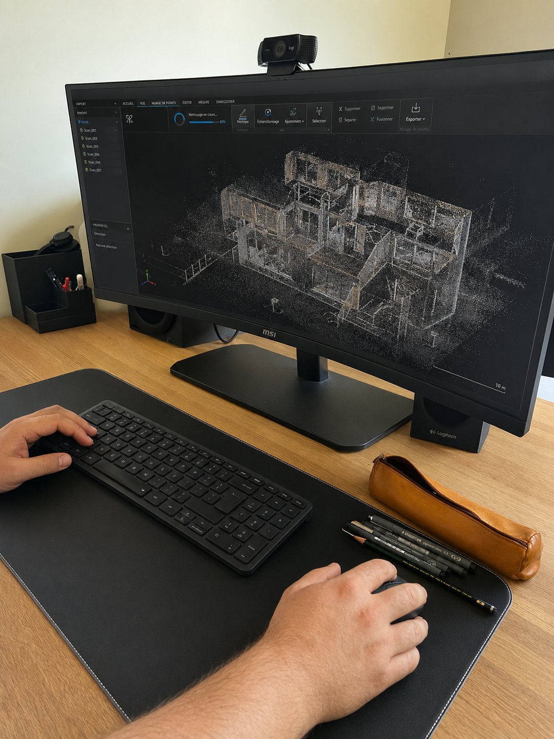 Traitement d'un nuage de points au bureau d'études : nettoyage et assemblage du relevé 3D d'un bâtiment à l'écran.
