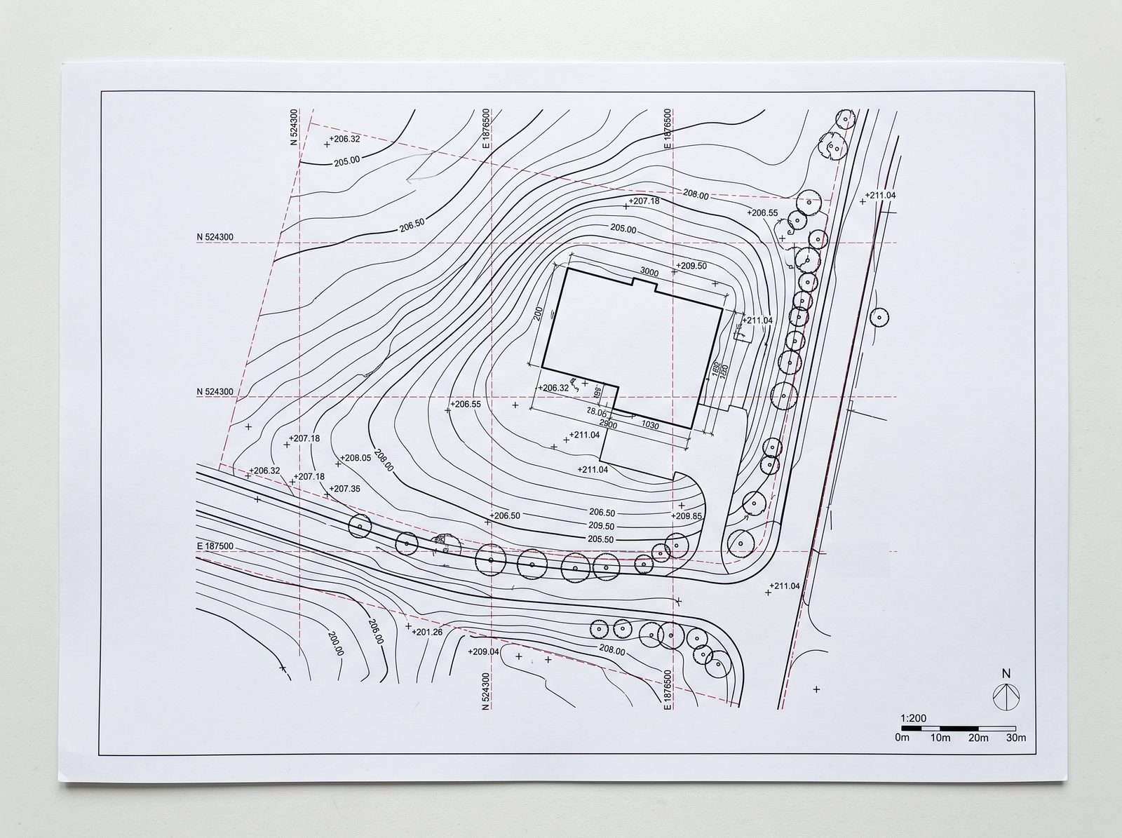 Plan topographique : courbes de niveau, points cotés, emprise du bâtiment et voiries.