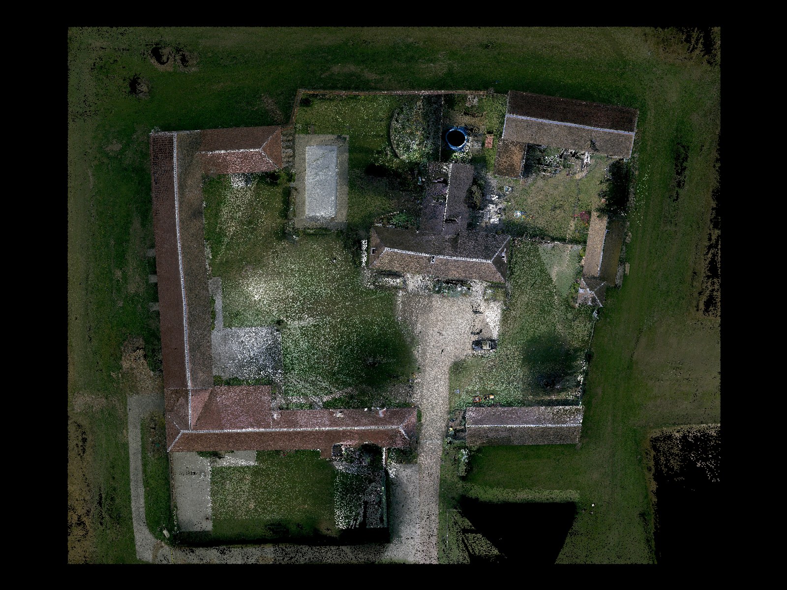 Vue de dessus d'un domaine en nuage de points : corps de ferme et dépendances autour de la cour.